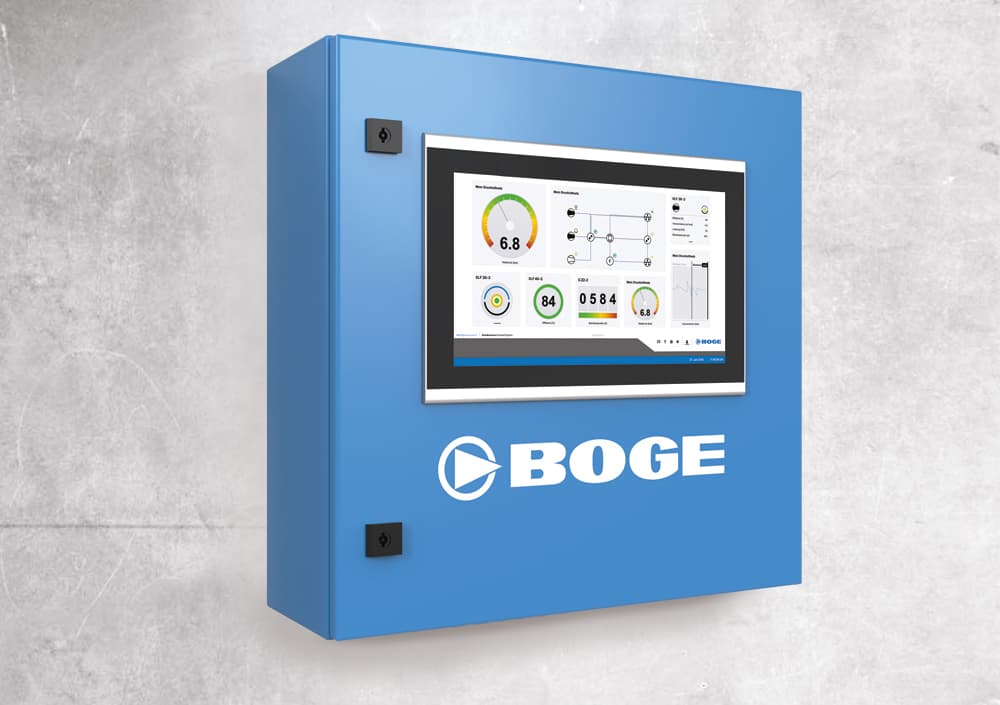 Blaues Druckluftmanagementsystem BOGE airtelligence provis 3 mit Ansicht des Steuerungsscreens und Drehzahlmesser auf Betonhintergrund