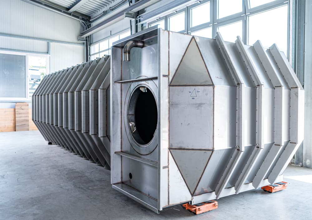 BOGE Referenzpojekt aus Edelstahl, welches in einer Halle steht