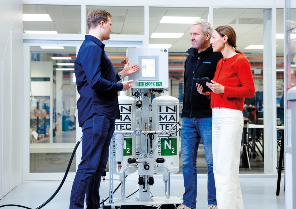 BOGE Mitarbeiter die eine Kundenberatung bekommen ueber ein Stickstoffgenerator von Inmatec