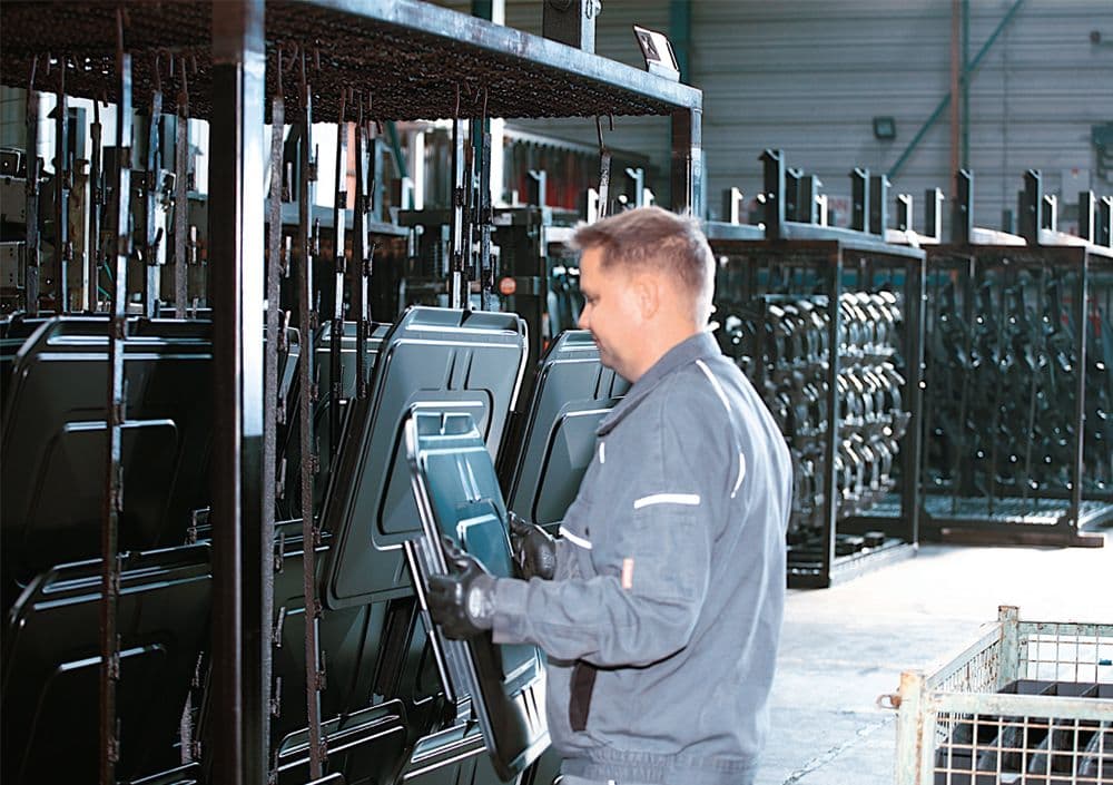 Mitarbeiter inmitten einer Halle, der Produkte platziert