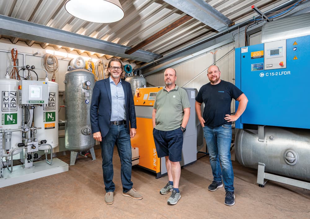 drei Personen die vor verschiedenen Anlangen stehen, unteranderm einer Stickstoff- und Druckluftanlage