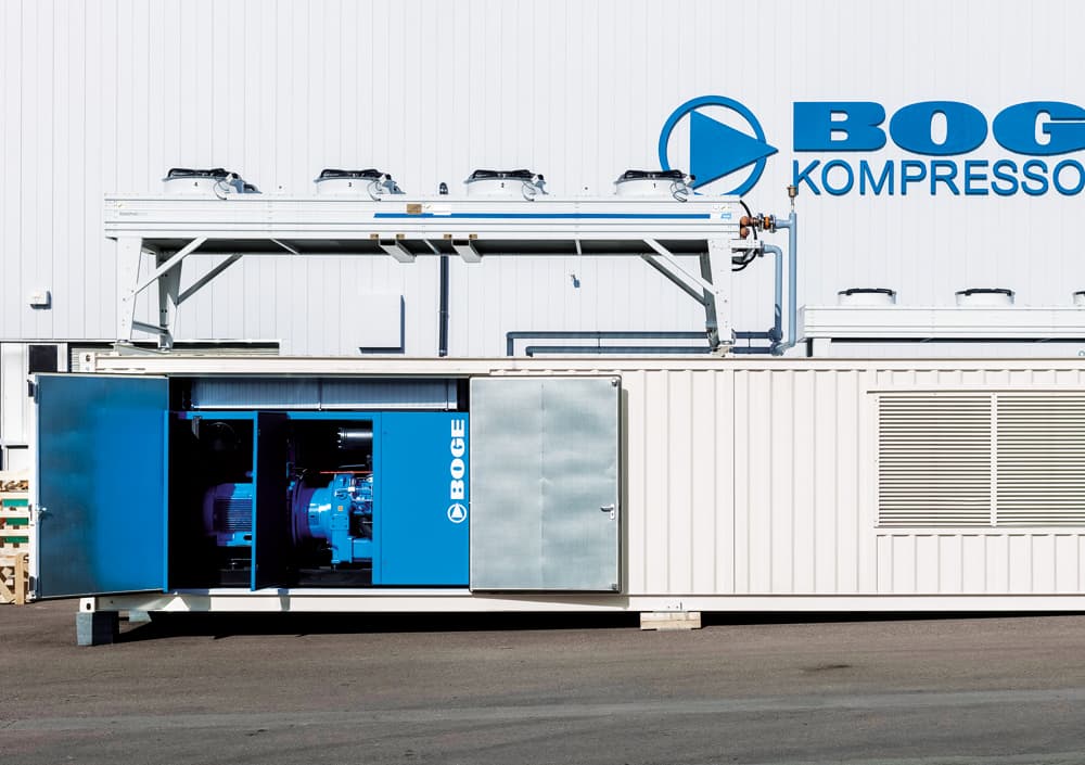 Mobile Druckluft-Containeranlage die im Freien vor einer Produktionshalle steht