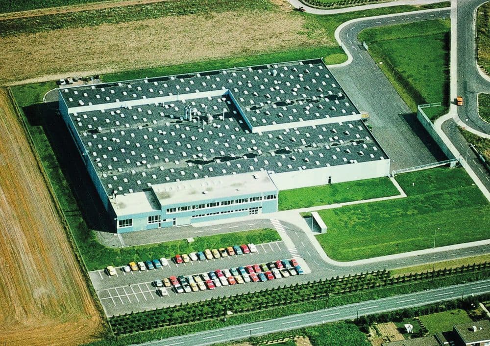 Aufnahme aus der Ueberkopf perspektive von dem Gebaeude der Produktion