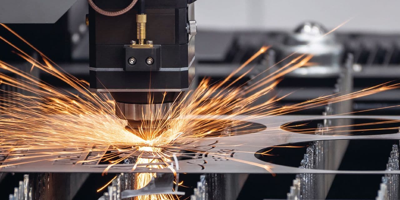 Laserschneider in der Metallverarbeitung sprueht Funken