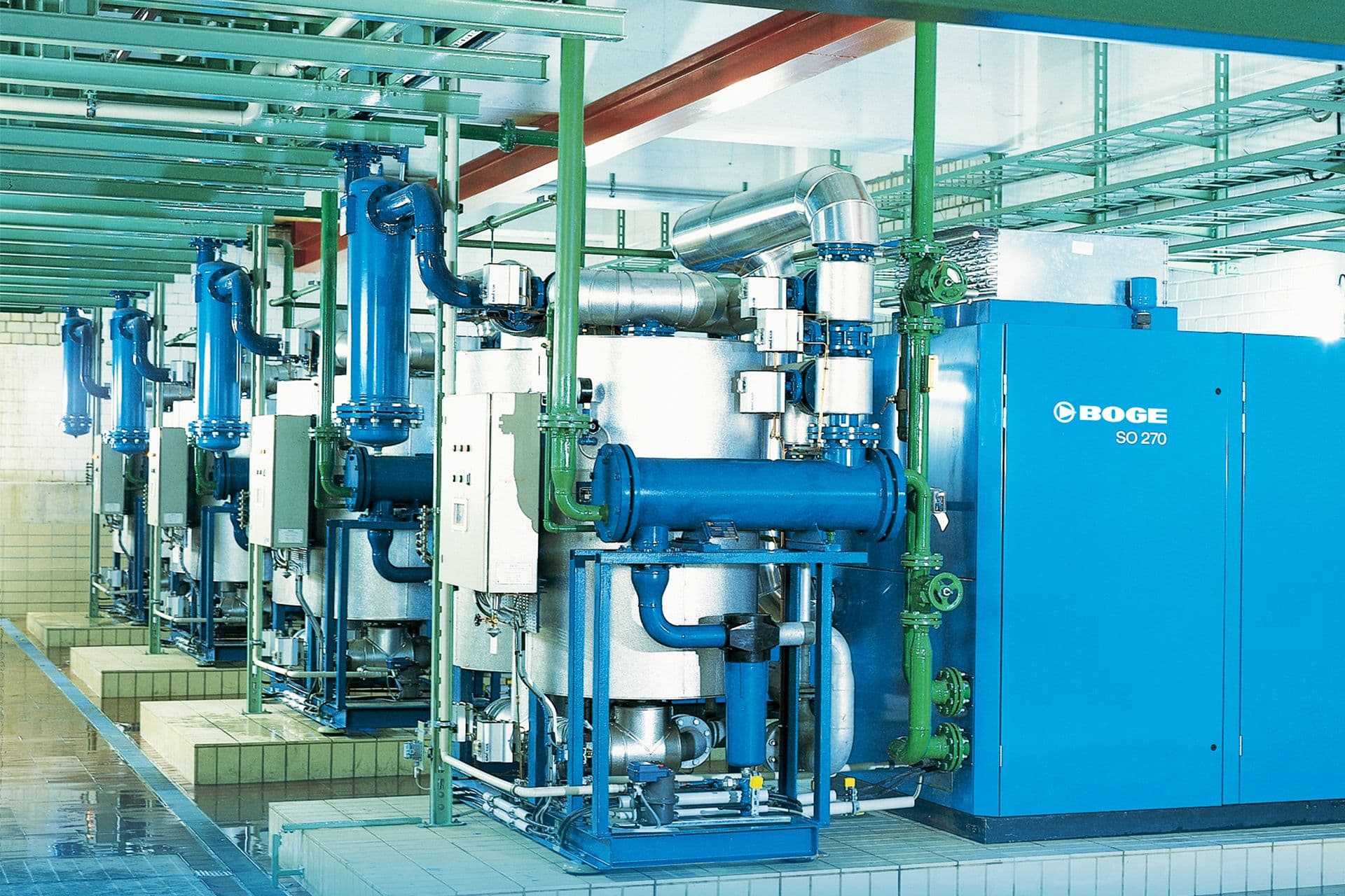 Anlagenbau innerhalb einer Halle mit mehreren Kompressoren