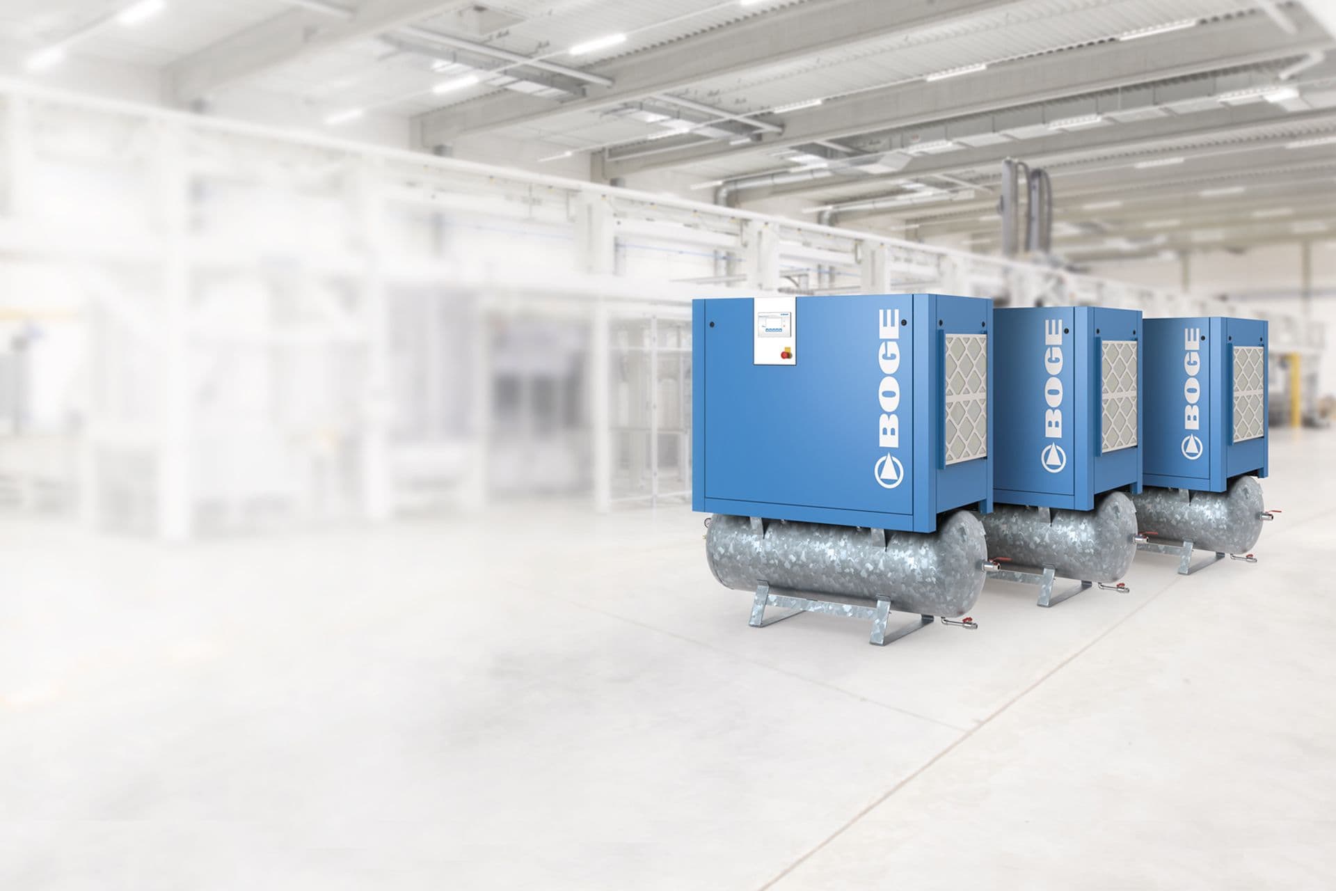 drei Mietkompressoren hintereinander in einer hellen Halle