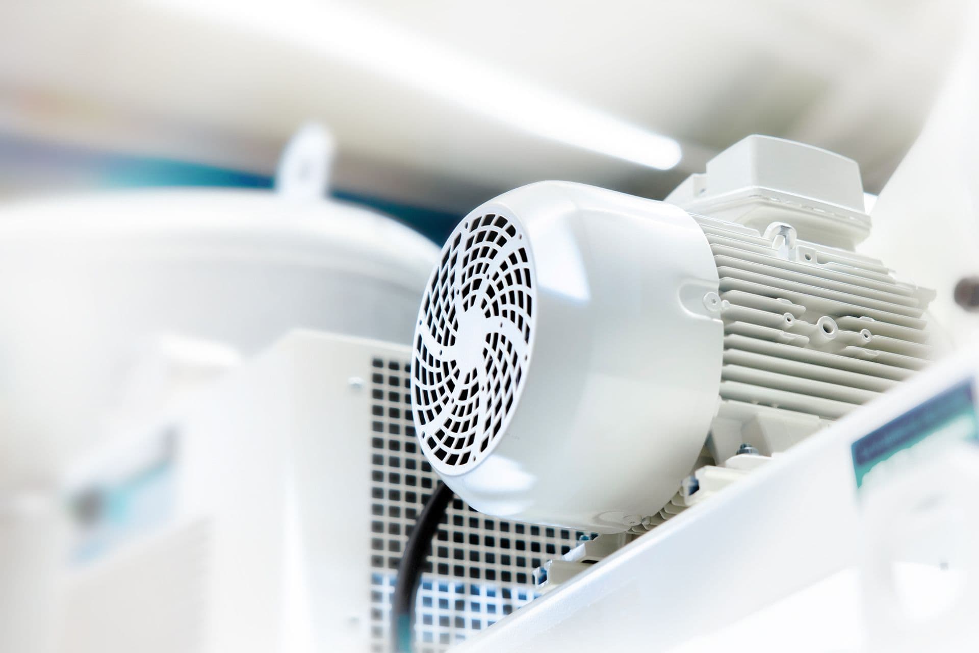 Eine weiß lackierte BOGE Kompressoren Motoreinheit fuer den Bau von OEM Komponenten