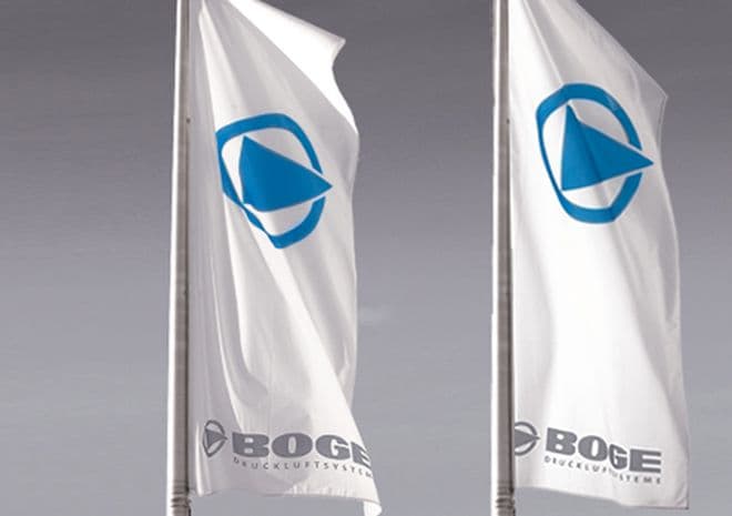 BOGE Fahnen die im Wind wehen mit dem Logo von BOGE drauf