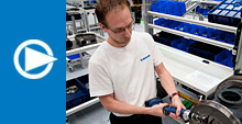 Smart Factory Imagen de un miembro del personal de la fábrica inteligente (Smart Factory) de BOGE Compresores durante el trabajo